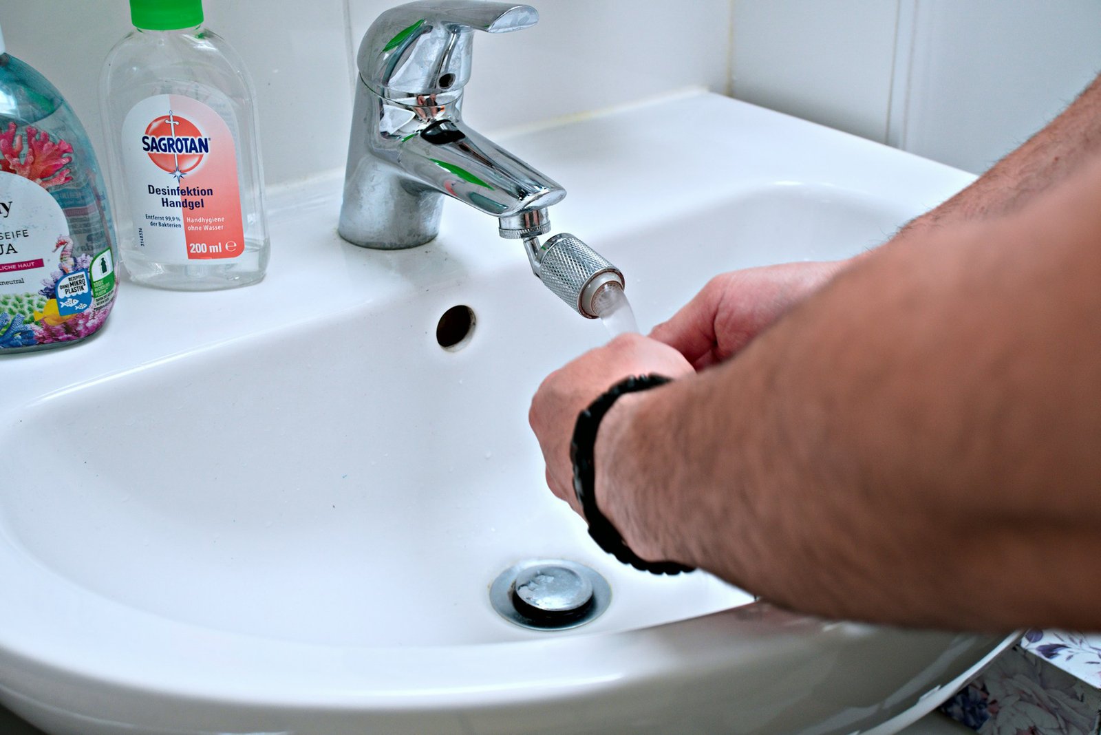 Wasserhahn beim Reinigen im Badezimmer