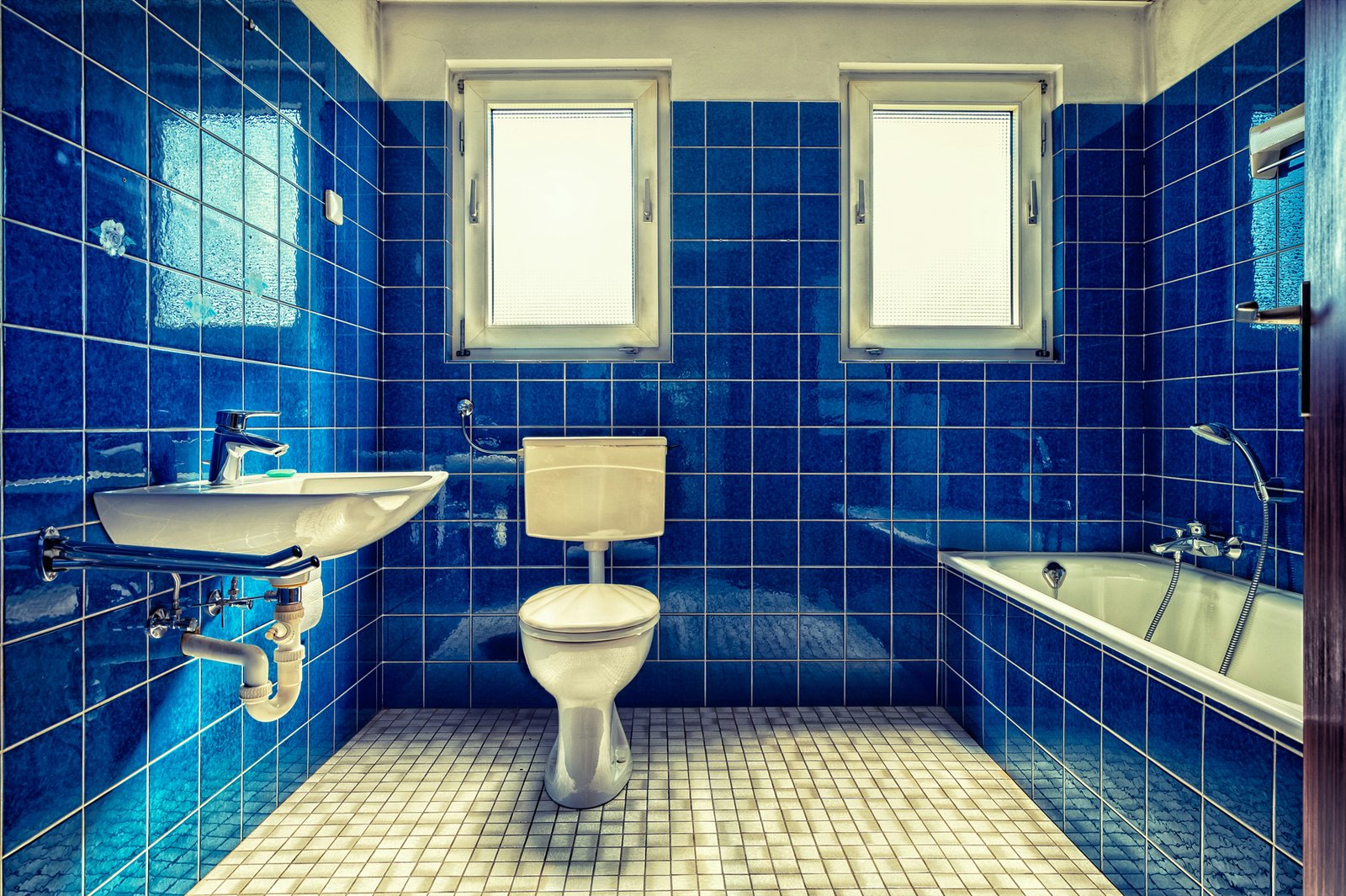 Badezimmerfliesen beim Reinigen