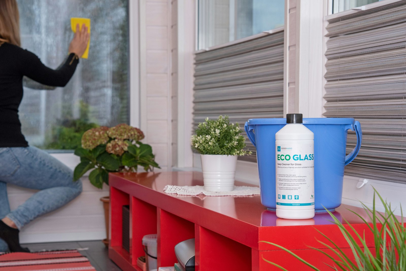 Glasfläche beim Reinigen im Haushalt