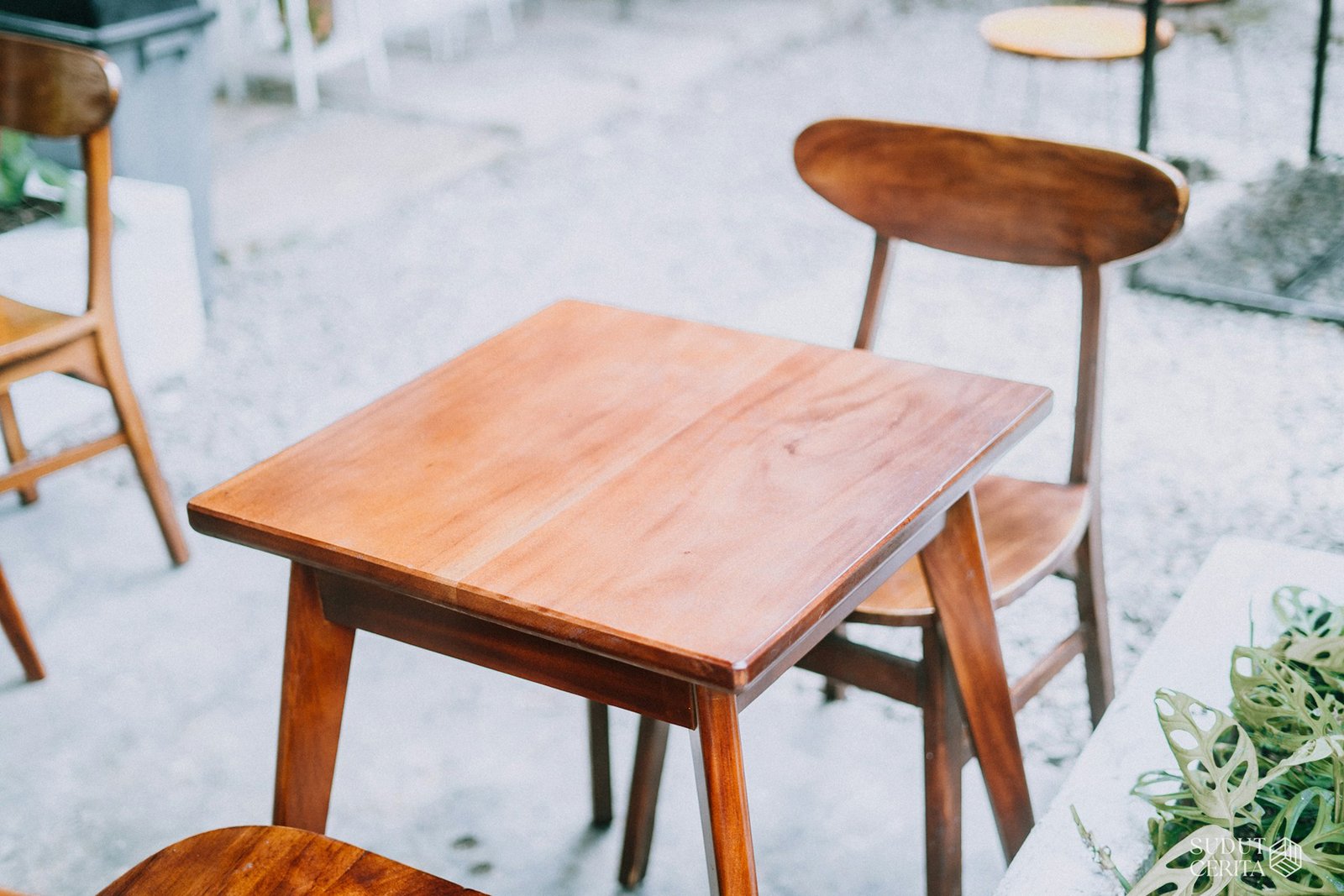 Holztisch im Haushalt