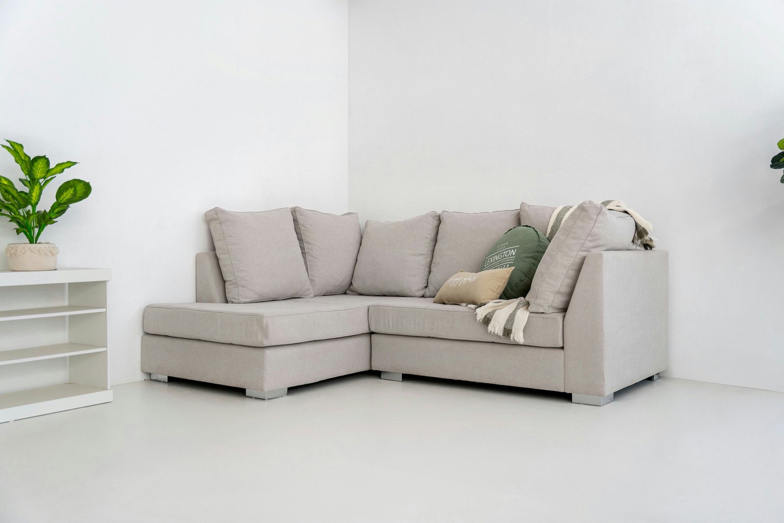 Sofa beim Reinigen im Wohnzimmer
