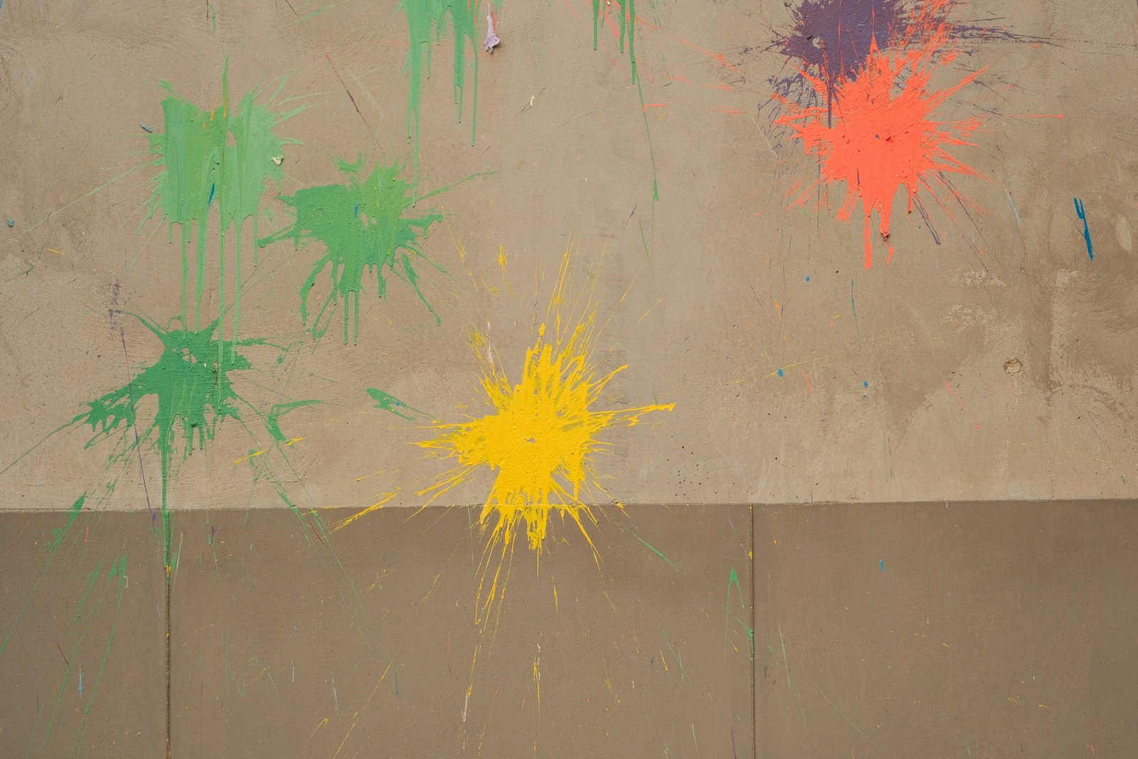 Wasserfleck an gestrichener Wand