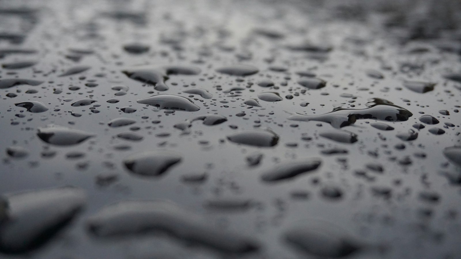 Wassertropfen auf Oberfläche
